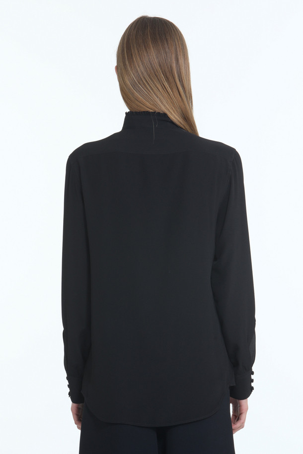 모던하고 엘레강스한 무드의 여성 하이넥 블라우스입니다. 부드러운 실크 소재로 제작되어 뛰어난 착용감을 선사하며, 사계절 내내 활용 가능합니다. 블랙 컬러의 레귤러핏 긴 소매 블라우스로, 하이넥 프릴 디테일과 중앙에서 벗어난 버튼업 디자인이 특징입니다. 오피스룩, 모임룩, 소개팅룩 등 다양한 TPO에 클래식, 미니멀, 시크한 스타일을 연출하기 좋습니다.
