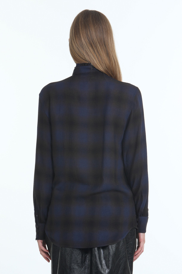 세련된 하이넥 체크 블라우스입니다. 울과 비스코스 혼방 소재로 제작되어 가을, 겨울 시즌에 따뜻하고 고급스러운 착용감을 선사합니다. 블랙과 네이비 두 가지 색상으로 출시되어, 어떤 스타일에도 쉽게 매치할 수 있습니다. 하이넥 프릴 디테일과 비대칭 버튼업 디자인이 클래식하면서도 엘레강스한 분위기를 자아냅니다. 레귤러 핏과 긴 소매 기장으로 오피스룩, 모임룩, 겨울 데일리룩 등 다양한 TPO에 활용하기 좋습니다.
