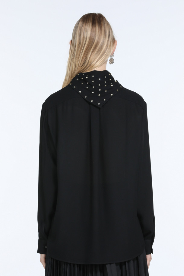 우아한 무드의 블랙 스카프 블라우스입니다. 넥 라인의 핫픽스 장식으로 고급스러움을 더했으며, 투웨이 연출이 가능하여 다양한 스타일을 연출할 수 있습니다. 봄, 가을에 적합하며, 레귤러 핏과 긴소매 디자인으로 편안하게 착용할 수 있습니다. 데이트룩, 오피스룩, 모임룩 등 다양한 TPO에 활용하여 클래식, 미니멀, 시크한 스타일을 연출해보세요. 무지 디자인으로 어떤 하의와도 잘 어울립니다.
