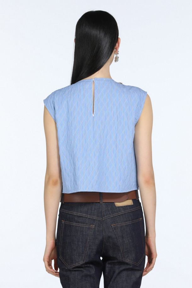 세련된 무드의 주얼 슬리브리스 블라우스입니다. 넥 라인에 주얼과 비즈 장식이 더해져 엘레강스한 분위기를 연출합니다. 블루 컬러의 무지 디자인으로 다양한 스타일링에 활용하기 좋으며, 데일리룩, 데이트룩, 모임룩에 모두 잘 어울립니다. 크롭 기장과 민소매 디자인으로 시원하고 여성스러운 느낌을 줍니다. 클래식, 미니멀, 로맨틱 스타일을 즐겨 입는 여성분들께 추천합니다.
