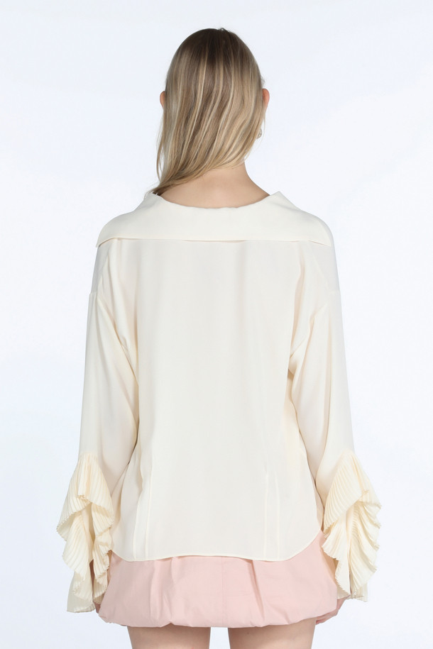 우아하고 페미닌한 무드의 아이보리 컬러 프릴 블라우스입니다. 실크 혼방 소재로 제작되어 부드러운 촉감을 선사하며, 브이넥 디자인과 크롭 기장으로 여성스러운 실루엣을 강조합니다. 긴 소매와 프릴 디테일이 특징이며, 데이트룩, 카페룩, 모임룩 등 다양한 TPO에 활용하기 좋습니다. 클래식, 미니멀, 로맨틱 스타일을 즐겨 입는 여성분들께 추천하는 제품입니다. 봄, 여름 시즌에 잘 어울리는 아이템입니다.
