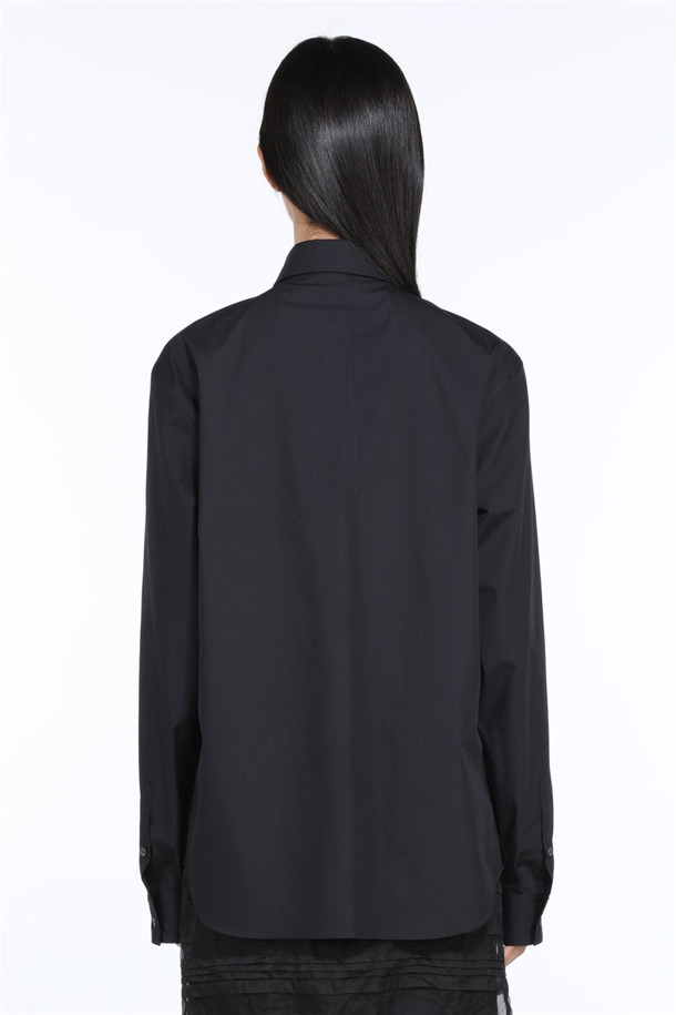 세련된 여성의 스타일을 완성해 줄 코튼 프릴 블라우스입니다. 부드러운 면 소재로 제작되어 편안한 착용감을 선사하며, 봄, 여름 시즌에 적합한 얇은 두께감으로 시원하게 즐길 수 있습니다. 블랙 색상에 라운드넥과 긴 소매, 레귤러핏으로 디자인되어 페미닌한 무드를 연출합니다. 프릴 디테일이 돋보이는 이 블라우스는 데이트룩, 모임룩 등 다양한 TPO에 활용 가능하며, 클래식, 미니멀, 로맨틱 스타일을 즐기는 분들께 추천합니다.
