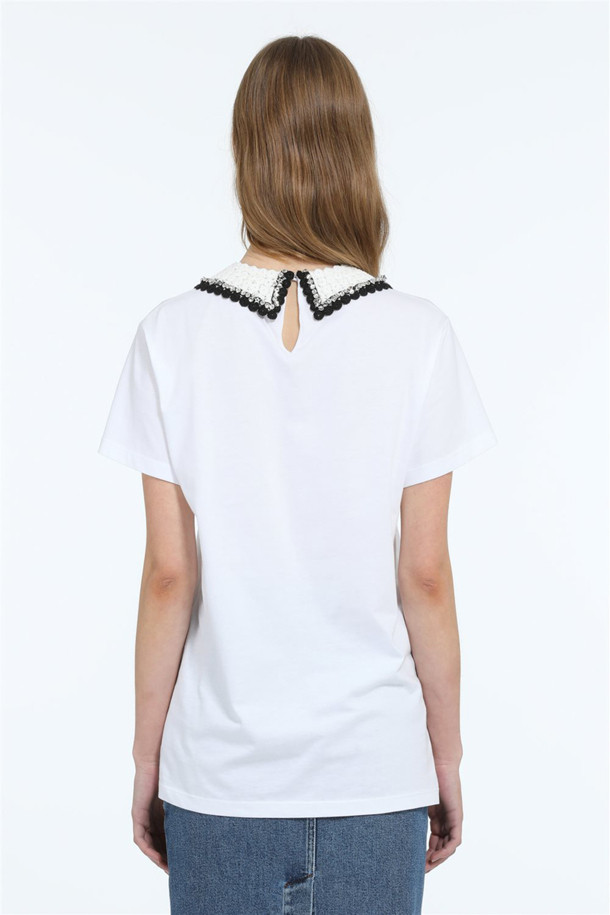 N21 캡슐 컬렉션의 폴로 카라 티셔츠입니다. 클래식하고 페미닌한 무드의 여성 의류로, 봄, 여름 시즌에 착용하기 좋습니다. 네이비와 화이트 두 가지 색상으로 출시되었으며, 부드러운 면 소재로 제작되어 편안한 착용감을 선사합니다. 레귤러 핏과 반소매 디자인으로, 데이트룩, 카페룩, 모임룩 등 다양한 TPO에 활용 가능합니다. 주얼 장식 또는 자수가 포인트로 더해져 미니멀하면서도 세련된 스타일을 연출할 수 있습니다.
