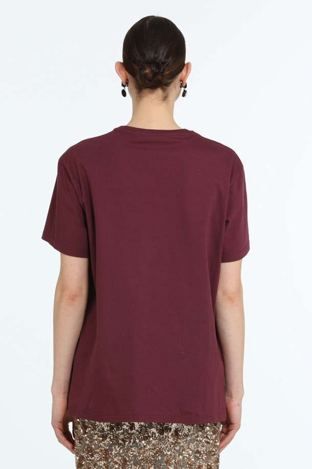 버건디 컬러의 로고 하프슬리브 티셔츠입니다. 면 소재로 제작되어 봄, 여름 시즌에 시원하게 착용 가능합니다. 미니멀한 스타일에 크롭 기장으로 트렌디함을 더했으며, 라운드넥 디자인으로 깔끔한 핏을 선사합니다. 데이트룩, 카페룩 등 다양한 TPO에 활용하기 좋고, 캐주얼, 클래식 스타일을 모두 소화할 수 있습니다. N21 브랜드 로고 프린팅으로 포인트를 더했습니다.
