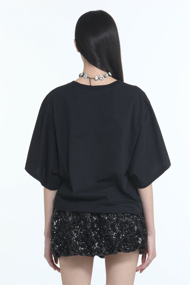 블랙 컬러의 남녀 공용 프린팅 티셔츠입니다. 봄, 여름 시즌에 어울리는 면 소재의 오버핏 반소매 티셔츠로, 캐주얼한 스타일을 연출하기 좋습니다. 라운드넥 디자인에 레터링 및 프린팅 무늬가 돋보이며, '동네 마실룩'이나 '여행룩'에 활용하기 좋습니다. 캐주얼, 미니멀, 스트리트 스타일을 즐겨 입는 분들께 추천하며, N21 Pre Collection 제품입니다.
