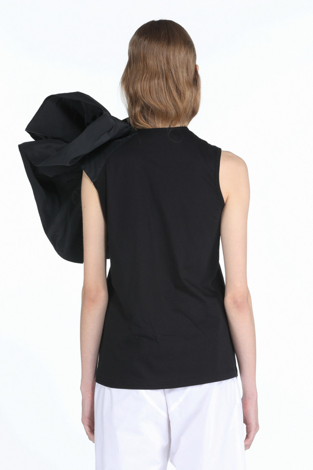 **빅플라워 티셔츠**

여성스러운 매력을 돋보이게 해줄 빅플라워 티셔츠입니다. 페미닌하고 우아한 스타일을 연출하며, 오프숄더 디자인으로 쇄골 라인을 드러내 여성스러운 분위기를 더합니다. 크롭 기장으로 다리가 길어 보이는 효과를 주며, 봄, 여름 시즌에 시원하게 착용할 수 있습니다. 데이트룩, 카페룩, 모임룩 등 다양한 TPO에 활용 가능하며, 로맨틱, 미니멀, 클래식한 스타일을 즐겨 입는 분들께 추천합니다. 특히, 리본 디테일이 더해져 사랑스러운 포인트를 더했습니다.
