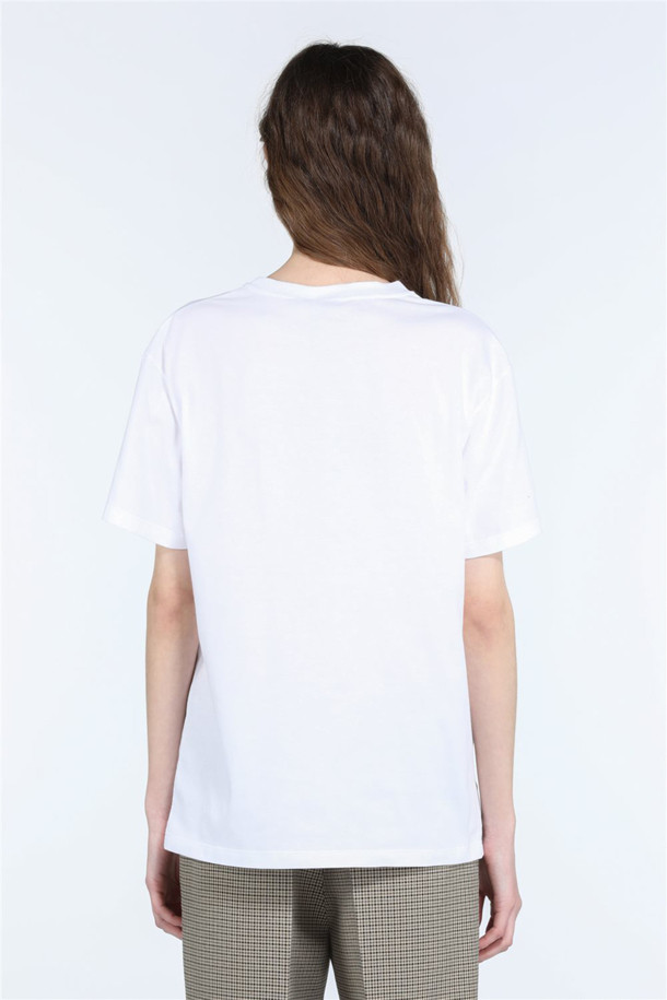 비즈 로고 하프 슬리브 티셔츠는 여성 의류로, 미니멀하고 베이직한 스타일을 추구하는 분들을 위한 아이템입니다. 봄, 여름 시즌에 적합하며, 라운드넥에 레귤러핏으로 편안하게 착용할 수 있습니다. 화이트와 블랙 두 가지 색상으로 출시되어, 데이트룩, 쇼핑룩 등 다양한 TPO에 매치하기 좋습니다. 심플한 디자인에 비즈, 크리스탈 장식이 더해져 포인트를 주며, 데님이나 스커트 등 어떤 아이템과도 쉽게 어울립니다. 하프 슬리브 소매 기장으로 시원하게 착용할 수 있습니다.
