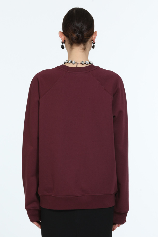 톤 다운된 버건디 컬러가 매력적인 로고 스웻셔츠입니다. 가을과 겨울, 두꺼운 두께감으로 따뜻하게 착용할 수 있으며, 미니멀하고 베이직한 스타일을 연출합니다. 면 소재의 레귤러핏 라운드넥 긴소매 디자인으로, N21 시그니처 디자인의 로고 패턴이 특징입니다. 겨울철 데일리룩, 집콕룩, 산책룩 등 다양한 TPO에 미니멀, 클래식, 캐주얼 무드로 활용하기 좋습니다.
