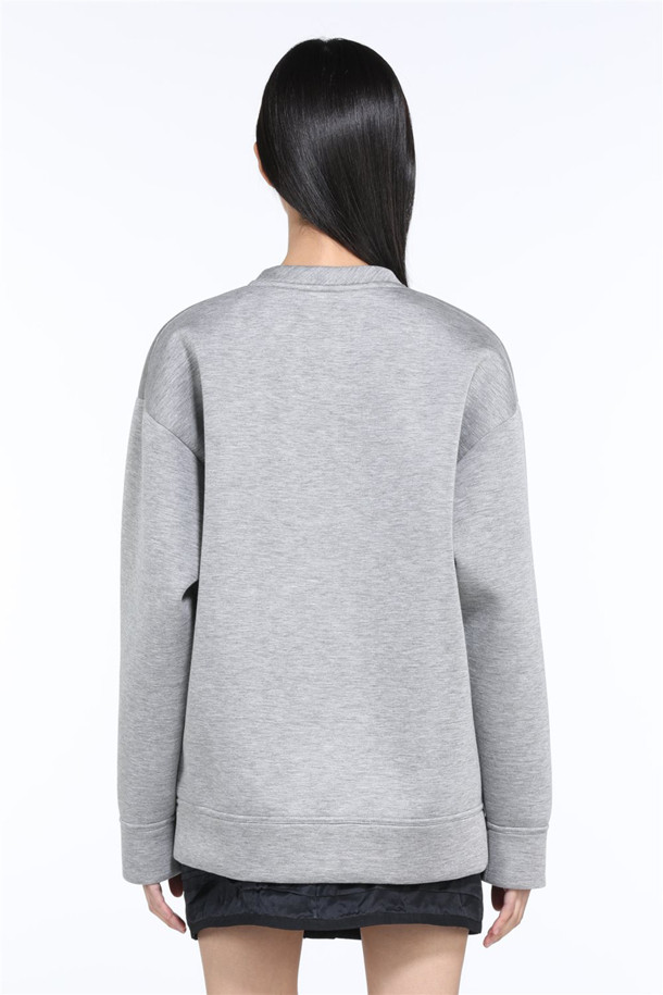 세련된 스타일을 완성할 비즈 로고 스웻셔츠입니다. 부드러운 기모 면 소재로 제작되어 가을, 겨울 시즌 따뜻하고 편안하게 착용할 수 있습니다. 베이직한 디자인에 N21 로고와 비즈 장식이 더해져 캐주얼, 미니멀, 클래식 스타일을 연출하기 좋습니다. 라운드넥과 긴소매, 크롭 기장으로 유행을 타지 않고 데일리하게 즐길 수 있는 아이템입니다. 그레이, 블랙 두 가지 색상으로 출시되어 취향에 맞게 선택 가능합니다.
