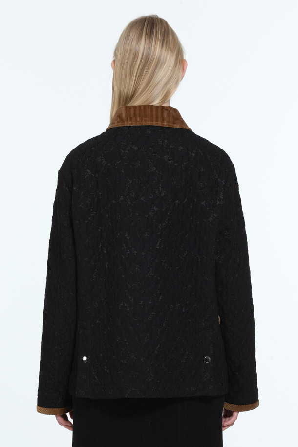 **레이스 점퍼**

클래식한 무드의 여성 레이스 점퍼입니다. 부드러운 코듀로이 소재에 엠브로이더리 레이스 원단으로 포인트를 주어 고급스러운 느낌을 선사합니다. 블랙과 브라운 두 가지 색상으로 출시되었으며, 레귤러 핏과 적당한 두께감으로 봄, 가을 간절기에 활용하기 좋습니다. 코듀로이 칼라와 메탈 버튼 디테일, 그리고 소매 디테일이 더해져 세련된 스타일을 완성합니다. 데이트룩 또는 모임룩으로 추천하며, 미니멀, 캐주얼 스타일에 잘 어울립니다.
