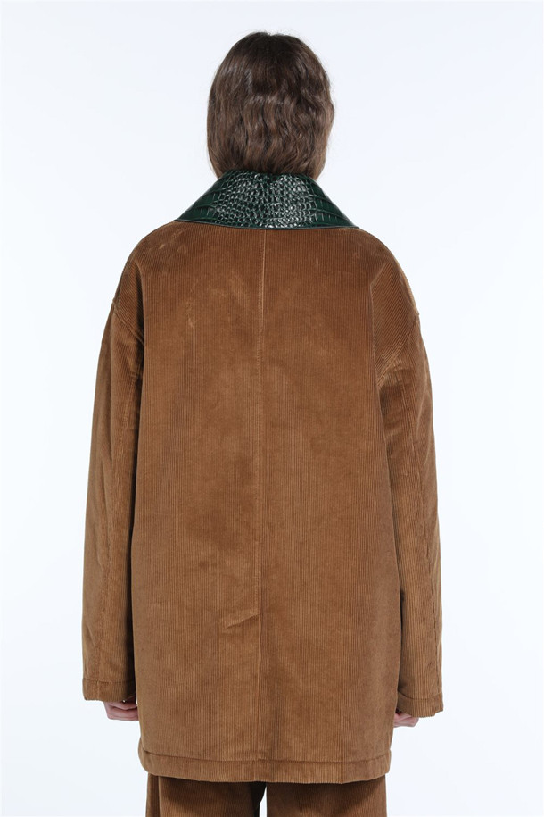 부드러운 코듀로이 소재의 브라운 컬러 코듀로이 점퍼입니다. 가을, 겨울 시즌에 어울리며, 캐주얼, 클래식, 미니멀 스타일을 모두 소화할 수 있습니다. 쌀쌀한 날씨에 레이어링하여 따뜻하게 입을 수 있으며, 일상과 모임룩에 두루 활용 가능합니다. 루즈핏으로 편안한 착용감을 선사하며, 인조가죽 칼라 디테일이 돋보이는 디자인입니다. 집업 스타일로 간편하게 여밀 수 있는 실용적인 아우터입니다.
