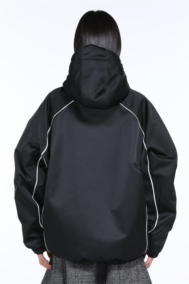 **스포티 점퍼**

일상과 산책룩에 적합한 스포티 점퍼입니다. 블랙 컬러의 무지 디자인으로, 간절기에 활용하기 좋습니다. 레귤러핏에 긴소매, 집업 스타일로 편안하게 착용 가능하며, 내부 시어링과 안감 시어링으로 보온성을 더했습니다. 미니멀하고 캐주얼한 스타일을 연출하기에 좋은 아이템입니다.
