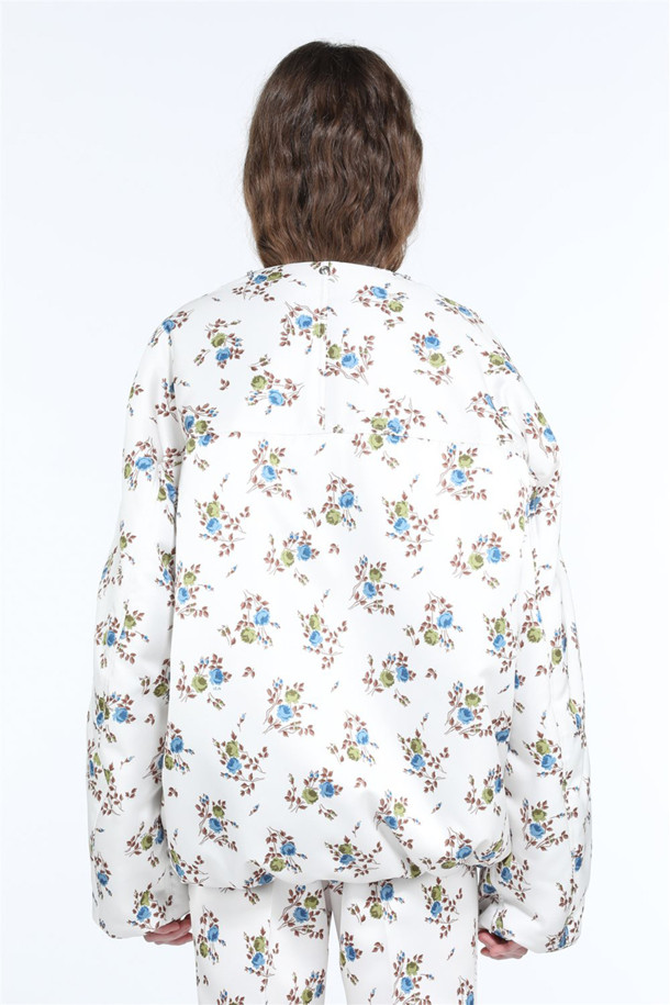 화사한 플라워 패턴이 돋보이는 겨울용 패딩입니다. 화이트와 블랙 두 가지 색상으로 출시되어 취향에 따라 선택 가능하며, 가볍고 따뜻하게 착용할 수 있습니다. 탈부착 가능한 머플러가 있어 다양한 스타일 연출이 용이하며, 보온성을 높여 추운 날씨에도 끄떡없습니다. 폴리에스테르 소재로 제작되어 관리가 용이하며, 클래식, 미니멀, 캐주얼 등 다양한 스타일에 매치하기 좋습니다. 두꺼운 두께감으로 포근하게 감싸주어 편안한 착용감을 선사합니다.
