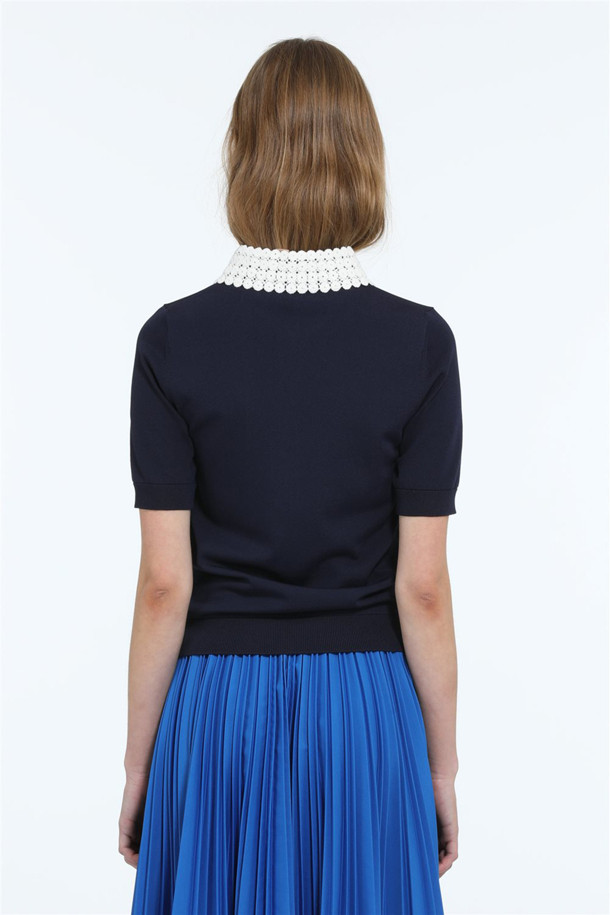 네이비 컬러의 레이스 폴로 니트입니다. 부드러운 비스코스 혼방 소재와 울 소재로 제작되어 봄, 가을에 착용하기 좋습니다. 로맨틱하고 모던한 무드를 연출하며, 레귤러핏과 반소매 기장으로 편안하게 착용할 수 있습니다. 레이스 칼라와 포켓, 메탈 버튼 디테일이 돋보이며, 데이트룩, 카페룩, 모임룩 등 다양한 TPO에 활용 가능합니다. N21 캡슐 컬렉션으로, 클래식, 로맨틱, 미니멀 스타일을 즐기는 여성분들께 추천합니다.
