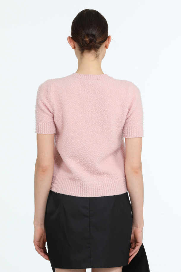 **포켓 하프 슬리브 니트**

부드러운 울 소재의 포켓 하프 슬리브 니트입니다. 얇은 두께감으로 봄, 가을 간절기에 활용하기 좋으며, 라운드넥 디자인으로 깔끔한 인상을 줍니다. 핑크 컬러와 미니멀/베이직 스타일이 어우러져 데이트룩, 카페룩, 봄 소풍룩 등 다양한 TPO에 매치하기 좋습니다. 레귤러핏으로 편안하게 착용 가능하며, 소매 밑단 립 디테일과 포켓 디테일이 돋보입니다.

