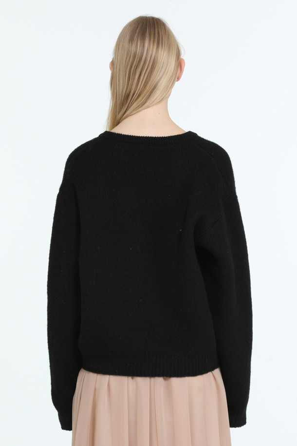 세련된 데이트룩과 카페룩을 완성하는 여성용 브이넥 크롭 풀오버 니트입니다. 봄, 가을 시즌에 어울리는 베이직 스타일의 블랙 컬러 무지 디자인으로, 레귤러핏으로 편안하게 착용 가능합니다. 긴 소매와 리버서블 디자인으로 다양한 연출이 가능하며, 니트 소재 특유의 부드러운 촉감을 선사합니다. 미니멀, 클래식, 캐주얼 등 어떤 스타일에도 잘 어울리는 활용도 높은 아이템입니다.
