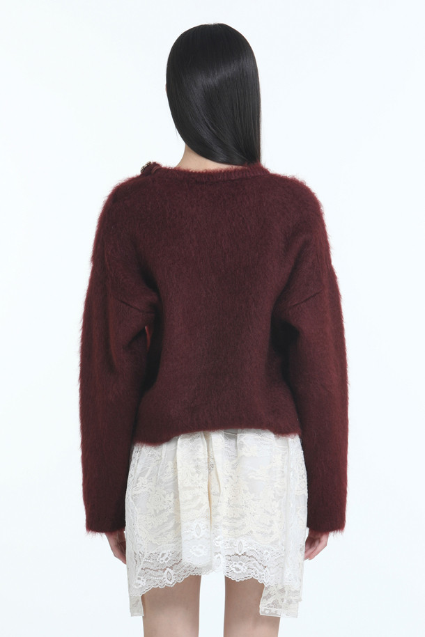 따뜻하고 우아한 무드의 주얼 버튼 앙고라 니트입니다. 부드러운 앙고라 소재로 제작되어 뛰어난 촉감을 선사하며, 쌀쌀한 가을과 겨울에 포근하게 착용하기 좋습니다. 크롭 기장과 레귤러핏으로 어떤 하의와도 잘 어울리며, 라운드넥 디자인으로 여성스러운 분위기를 더했습니다. 버건디 컬러와 주얼 버튼 디테일이 더해져 특별한 날, 데이트룩, 모임룩, 겨울 데일리룩 등 다양한 TPO에 활용할 수 있습니다. 클래식, 미니멀, 걸리시 스타일을 즐겨 입는 분들께 추천합니다.
