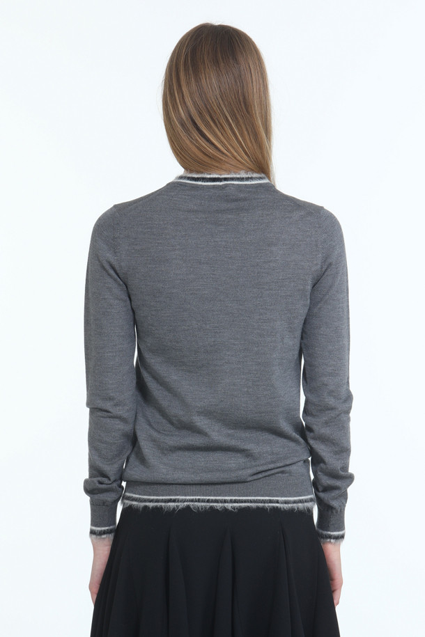 멜란지 그레이 컬러의 여성용 스트라이프 디테일 니트입니다. 가을, 겨울 시즌에 어울리는 두꺼운 울 소재로 제작되어 부드러운 촉감을 선사합니다. 라운드넥 디자인에 넥라인과 밑단에 퍼 스트라이프 장식이 포인트로 더해져 베이직하면서도 세련된 스타일을 연출합니다. 레귤러핏과 긴소매 기장으로 편안하게 착용 가능하며, 겨울 데일리룩, 모임룩, 카페룩 등 다양한 TPO에 활용하기 좋습니다. 클래식, 미니멀, 캐주얼 스타일을 즐겨 입는 여성에게 추천합니다.
