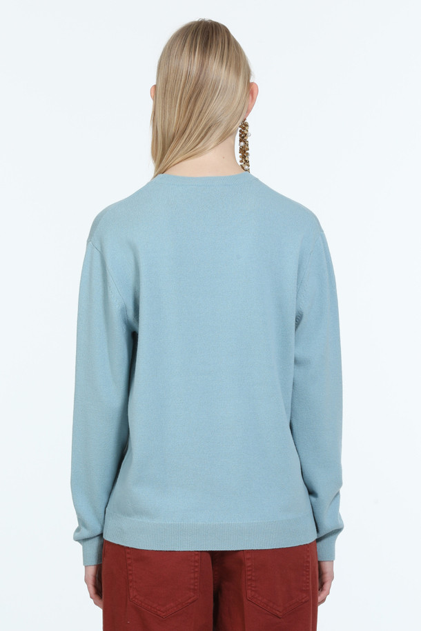 로고택 크루넥 니트는 버진울 100% 소재로 제작되어 부드러운 촉감과 뛰어난 보온성을 자랑합니다. 봄, 가을에 어울리는 넉넉한 핏의 긴소매 니트로, 베이직하고 미니멀한 스타일을 연출합니다. 가슴 위 스몰 로고택 디테일이 은은한 포인트를 더하며, 민트 색상으로 산뜻함을 더했습니다. 카페룩, 가을 나들이룩 등 다양한 TPO에 활용할 수 있으며, 미니멀, 클래식, 캐주얼 스타일을 즐겨 입는 분들께 추천합니다.
