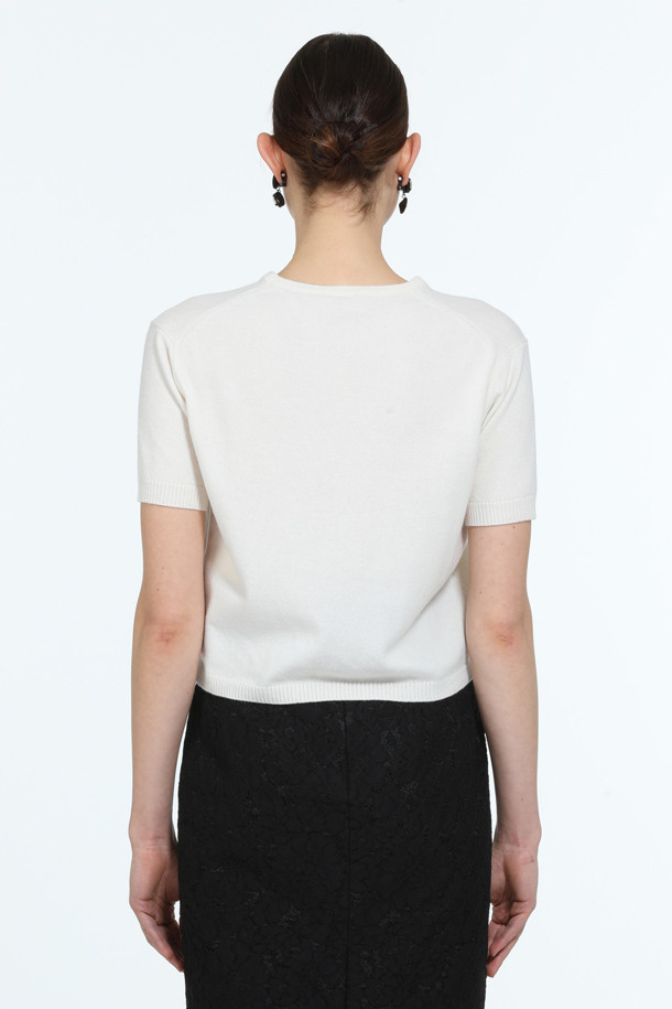 아이보리, 화이트 컬러의 "로고택" 하프슬리브 니트입니다. 부드러운 촉감의 버진울 100% 소재로 제작되어 봄, 여름 시즌에 착용하기 좋습니다. 레귤러핏 라운드넥 디자인에 가디건과 셋업 스타일링이 가능하며, 미니멀하고 베이직한 스타일을 연출합니다. 가슴 위 스몰 로고택 디테일이 특징이며, 일상, 카페룩, 데이트룩 등 다양한 TPO에 활용할 수 있습니다.
