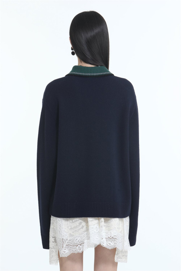 네이비와 초록, 두 가지 색상으로 만나볼 수 있는 폴로 카라 오버 니트입니다. 울 100% 소재로 제작되어 부드러운 촉감과 뛰어난 보온성을 자랑하며, 가을, 겨울에 따뜻하게 착용하기 좋습니다. 손등을 덮는 긴 소매와 여리여리한 실루엣을 연출해 주는 오버핏 디자인으로, 모던하고 베이직한 스타일을 완성합니다. 일상, 카페, 모임 등 다양한 TPO에 활용하기 좋으며, 클래식, 미니멀, 캐주얼 스타일을 즐겨 입는 여성분들께 추천합니다.
