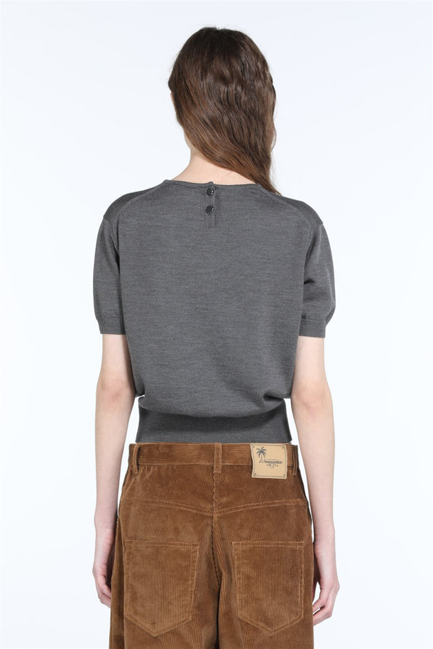 **울 크롭 하프슬리브 니트**는 여성용 상의로, 멜란지 그레이와 블랙 두 가지 색상으로 제공됩니다. 봄, 가을, 겨울 계절에 적합하며, 베이직한 스타일을 추구하는 분들께 이상적입니다. 울 소재로 제작되어 부드러운 촉감을 선사하며, 라운드넥과 크롭 기장, 하프 슬리브 디자인으로 세련된 실루엣을 연출합니다. 이너 또는 단독으로 착용 가능하여 다양한 스타일을 연출할 수 있는 활용도 높은 아이템입니다.
