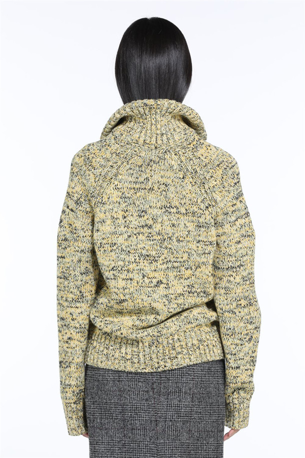 포근한 옐로우 멜란지 컬러가 돋보이는 여성 멜란지 울 오버 니트입니다. 100% 울 소재로 제작되어 두꺼운 두께감과 포근한 촉감을 선사하여 겨울철 따뜻하게 착용할 수 있습니다. 라운드넥 디자인에 오버핏으로 제작되어 캐주얼하면서도 트렌디한 스타일을 연출하며, 데일리룩, 집콕룩, 산책룩 등 다양한 TPO에 활용하기 좋습니다. 미니멀, 캐주얼, 클래식 스타일을 즐겨 입는 분들께 추천합니다. 긴소매 기장의 레귤러 기장으로 어떤 하의와도 잘 어울립니다.
