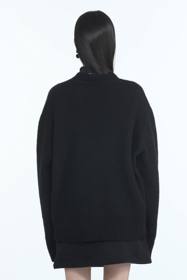 부드러운 앙고라와 버진울 소재로 제작된 여성용 블랙 가디건입니다. 가을과 겨울, 일상에서 클래식하고 엘레강스한 스타일을 연출하기 좋습니다. 라운드넥에 긴 소매, 두꺼운 두께감으로 포근함을 더하며, 오버핏 실루엣과 주얼 버튼 디테일이 특징입니다. 데이트룩, 모임룩, 소개팅룩 등 다양한 TPO에 미니멀하고 시크한 스타일을 완성해 보세요.
