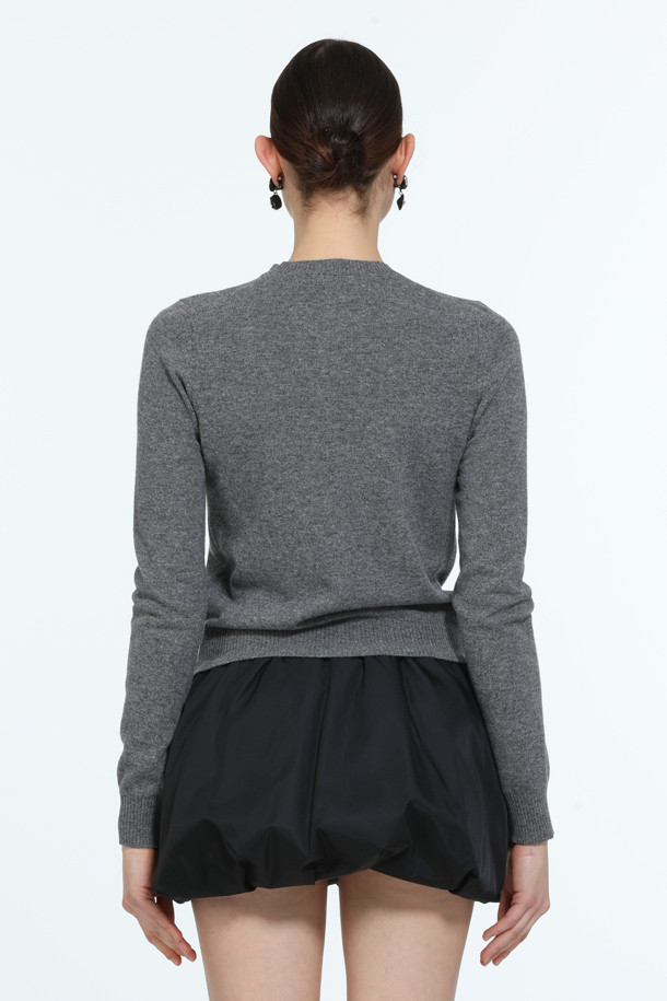 우아한 레이스 엠브로이더리 가디건입니다. 여성용으로, 그레이와 블랙 두 가지 색상으로 출시되어 다양한 스타일에 매치하기 용이합니다. 봄, 가을에 어울리는 얇은 두께의 라운드넥 크롭 기장으로, 부드러운 울 소재가 고급스러운 촉감을 선사합니다. 레이스 엠브로이더리 패치 디테일이 특징이며, 데이트룩, 카페룩, 모임룩 등 엘레강스하고 클래식, 미니멀, 로맨틱한 스타일을 연출하기 좋습니다. 긴 소매와 레귤러핏으로 편안하게 착용할 수 있습니다.
