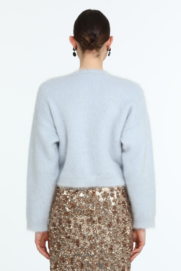 **하늘색 앙고라 가디건**은 가을, 겨울 시즌 여성의 우아함을 더해줄 아이템입니다. 부드러운 앙고라 소재의 두꺼운 크롭 기장 가디건으로, 라운드넥과 톤온톤 메탈 버튼, 포켓 디테일이 돋보입니다. 데이트룩, 카페룩, 모임룩 등 다양한 TPO에 클래식, 미니멀, 로맨틱 스타일을 연출할 수 있습니다. 긴 소매와 부드러운 촉감으로 포근함을 선사하며, 엘레강스한 분위기를 완성합니다.
