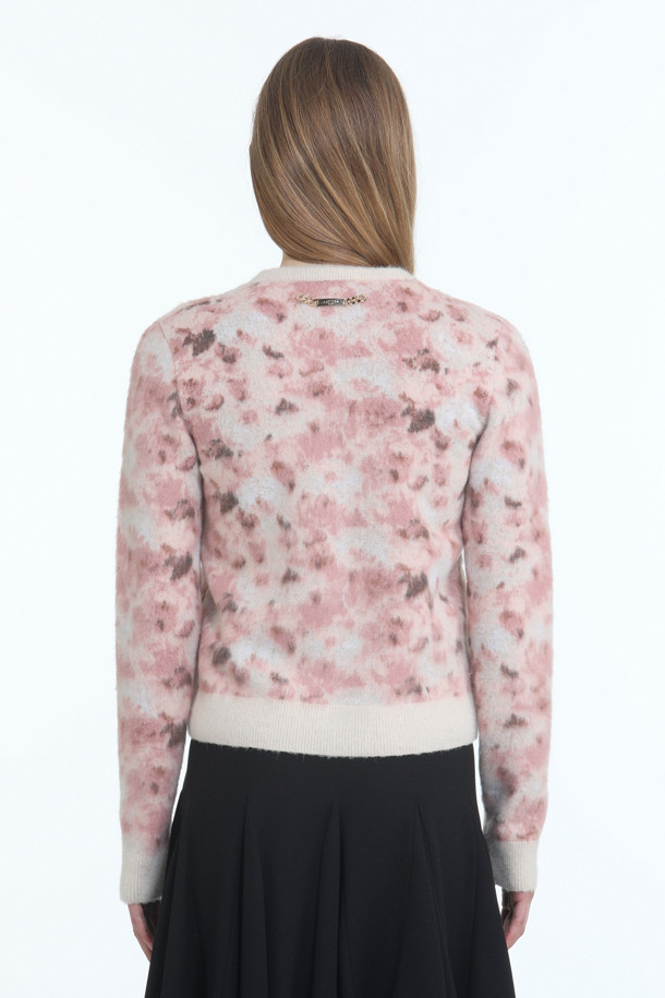 플라워 패턴 가디건은 여성 고객을 위한 니트/스웨터 상의입니다. 봄, 가을에 착용하기 좋으며, 얇은 두께감과 부드러운 촉감이 특징입니다. 라운드넥 디자인에 긴 소매, 레귤러핏으로 제작되었으며, 소매와 밑단 립 디테일이 돋보입니다. 엘레강스 스타일을 연출하기 좋으며, 데이트룩, 카페룩, 모임룩에 적합합니다. 특히, 플라워 패턴이 로맨틱하고 클래식한 무드를 더하며, 반팔 니트와 셋업으로 스타일링하여 미니멀한 룩을 완성할 수도 있습니다.
