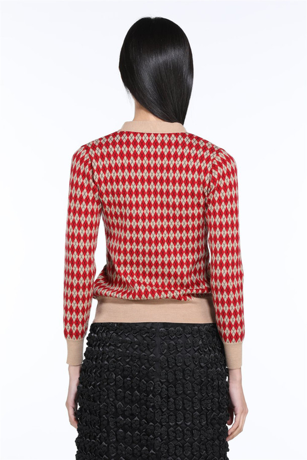 레드 아가일 가디건은 부드러운 울 소재로 제작되어 가을, 겨울 시즌 따뜻하게 착용하기 좋은 여성용 상의입니다. 클래식한 아가일 패턴과 슬림핏 디자인이 특징이며, 7부 소매와 V넥 라인이 세련된 실루엣을 연출합니다. 버튼 디테일이 포인트로 더해져 걸리시하고 미니멀한 스타일을 선호하는 분들께 추천합니다. 데이트룩, 카페룩, 겨울 데일리룩 등 다양한 TPO에 활용하여 클래식한 무드를 즐겨보세요.
