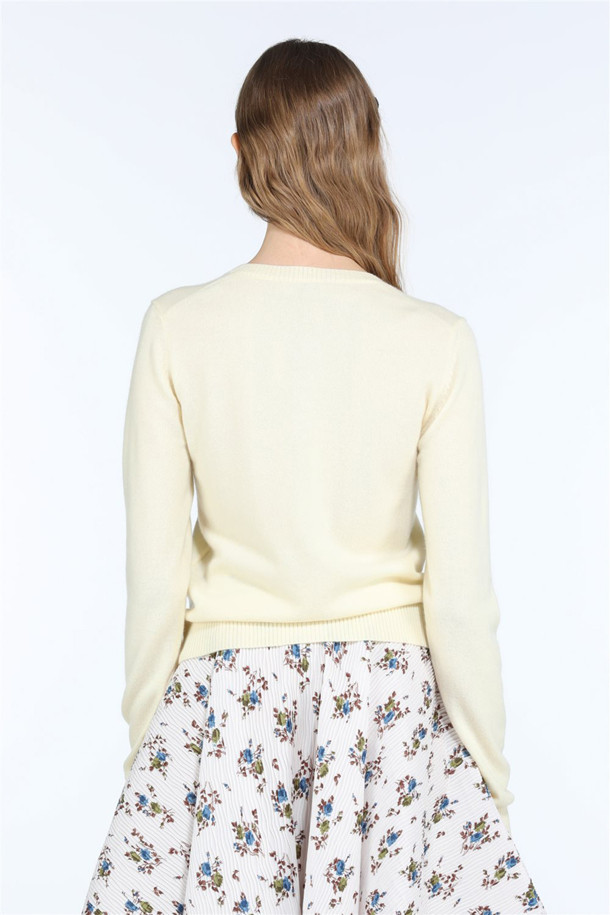 부드러운 캐시미어 소재로 제작되어 포근한 착용감을 선사하는 여성 캐시미어 가디건입니다. 파스텔 옐로우, 핑크 두 가지 사랑스러운 색상으로 출시되어, 가을, 겨울 데이트룩, 카페룩, 데일리룩 등 다양한 스타일에 매치하기 좋습니다. 레귤러 핏에 라운드 넥 디자인으로 여성스러운 무드를 연출하며, 두꺼운 두께감과 긴 소매 기장으로 보온성을 높였습니다. 미니멀하고 클래식한 스타일부터 로맨틱한 룩까지, 폭넓게 활용 가능한 캐시미어 가디건입니다.
