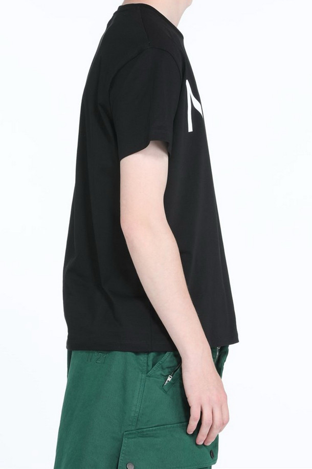 N21(엔투애니원) 로고 티셔츠 (Unisex)는 부드러운 면 소재로 제작되어 편안한 착용감을 선사합니다. 베이직한 스타일의 라운드넥 반소매 티셔츠로, 스탠다드핏으로 제작되어 누구나 부담 없이 즐겨 입을 수 있습니다. 화이트, 그린, 그레이 세 가지 컬러로 출시되어 다양한 스타일에 활용하기 좋습니다. 일상, 동네 마실룩, 여행룩 등 캐주얼하고 미니멀한 스타일을 연출하고 싶을 때 추천합니다. 전면에 N21 로고 프린팅으로 포인트를 더했습니다.
