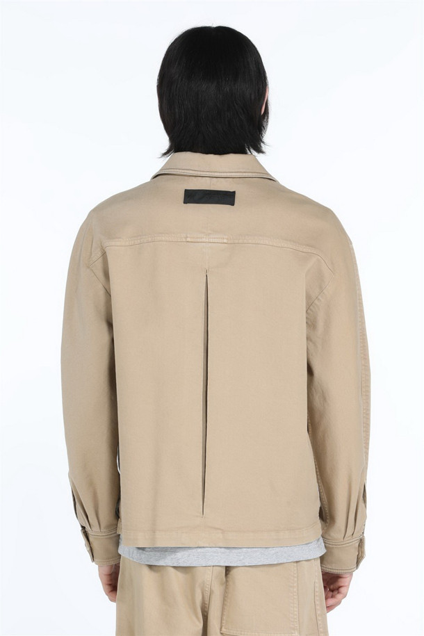 베이지 오버 재킷 (Unisex)은 남녀 모두 착용 가능한 캐주얼 재킷입니다. 봄, 가을에 어울리는 얇은 두께의 면 소재로 제작되었으며, 오버핏 디자인과 싱글 버튼 여밈으로 편안하고 스타일리시한 핏을 연출합니다. 무지 패턴의 베이직한 디자인은 데이트룩, 카페룩 등 다양한 TPO에 활용하기 좋으며, 미니멀, 클래식 스타일을 즐겨 입는 분들께 추천합니다. 넉넉한 핏과 포켓 디테일이 특징이며, 일상에서 편안하게 착용하기 좋습니다.
