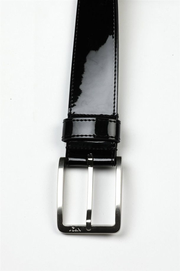 세련된 무드의 에나멜 벨트입니다. 블랙과 화이트 두 가지 컬러로 출시되어, 어떤 스타일에도 맞춰 착용하기 좋습니다. 사계절 내내 활용 가능한 아이템으로, 버클 디테일이 돋보입니다. N21 Capsule Collection의 제품으로, 데이트룩, 모임룩 등 TPO에 구애받지 않고 클래식, 미니멀, 시크한 스타일을 연출할 수 있습니다. 에나멜 소재 특유의 광택감이 고급스러운 분위기를 더합니다.
