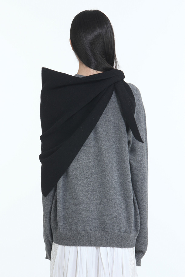 미니멀한 스타일의 쁘띠 머플러입니다. 울 소재로 제작되어 가을, 겨울철 데일리룩에 따뜻함을 더해줍니다. 핑크와 블랙 두 가지 색상으로 출시되었으며, 로고 패턴과 로고 택 디자인이 특징입니다. N21 Pre Collection 제품으로, 클래식한 무드를 연출하기 좋습니다.
