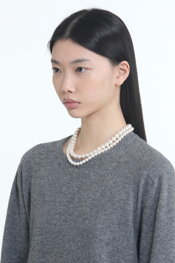 N21 더블 펄 넥크리스는 우아함과 클래식한 매력을 선사하는 여성용 목걸이입니다. 화이트 컬러의 진주 소재로 제작되었으며, 데일리룩, 데이트룩, 모임룩, 파티룩 등 TPO에 구애받지 않고 착용하기 좋습니다. 서로 다른 크기의 진주를 조합하고 더블 라인 디자인으로 세련된 포인트를 더했습니다. 클래식, 미니멀, 로맨틱 스타일을 즐기는 여성들에게 훌륭한 선택이 될 것입니다.
