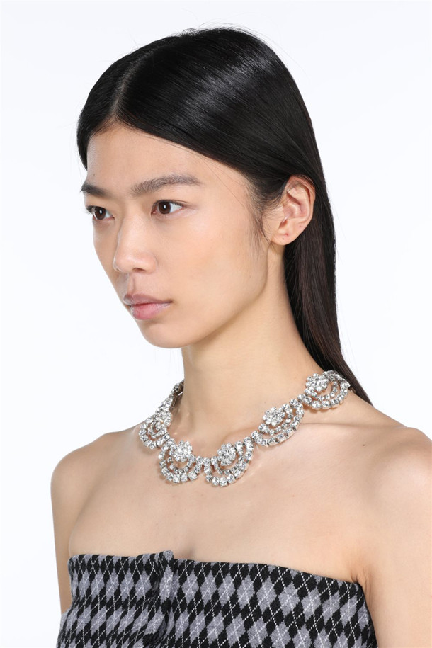 볼드 주얼 넥클리스는 화려하고 고급스러운 스타일을 연출해 주는 여성 목걸이입니다. 다양한 크기의 큐빅 장식이 섬세하게 세팅되어 있어, 은은하게 빛나는 실버 컬러가 돋보입니다. 데일리룩이나 파티룩에 포인트를 더해 특별한 날을 더욱 돋보이게 해줍니다. 클래식, 미니멀, 로맨틱 등 다양한 스타일과 매치하여 세련된 분위기를 연출할 수 있으며, 특히 심플한 의상에 착용하면 더욱 돋보이는 아이템입니다. 모임룩에도 잘 어울려 시선을 사로잡는 매력을 더해줍니다.
