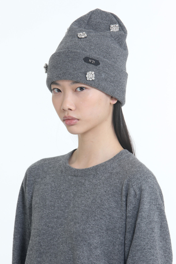 세련된 주얼 장식이 돋보이는 블랙 비니입니다. 버진울 소재로 제작되어 부드러운 촉감과 뛰어난 보온성을 자랑하며, 깊은 모자 깊이로 포근하게 착용할 수 있습니다. 가을, 겨울 시즌에 어울리는 두꺼운 두께감으로 따뜻함을 더하며, N21 프리 컬렉션 디자인으로 고급스러움을 더했습니다. 클래식, 미니멀, 캐주얼 스타일 모두 소화 가능하며, 출근룩과 모임룩에 포인트를 줄 수 있습니다.
