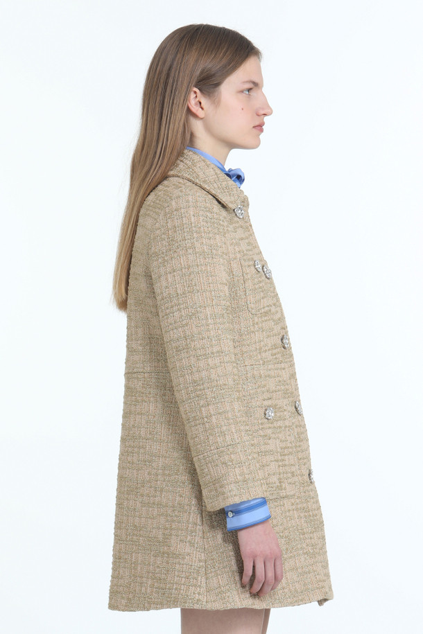 세련된 분위기를 연출하는 골드 우븐 코트입니다. 여성스러운 라운드 칼라 디자인과 싱글 버튼 여밈으로 깔끔한 실루엣을 완성합니다. 얇은 우븐 소재와 골드 원사의 은은한 광택이 고급스러움을 더하며, 양쪽 포켓과 주얼 장식이 돋보입니다. 봄, 가을 시즌 데이트룩, 모임룩, 카페룩 등 다양한 TPO에 활용 가능하며, 클래식, 미니멀, 시크 스타일을 즐겨 입는 분들께 추천합니다. 레귤러핏으로 편안하게 착용 가능하며, 숏 기장과 긴 소매가 세련된 밸런스를 선사합니다.
