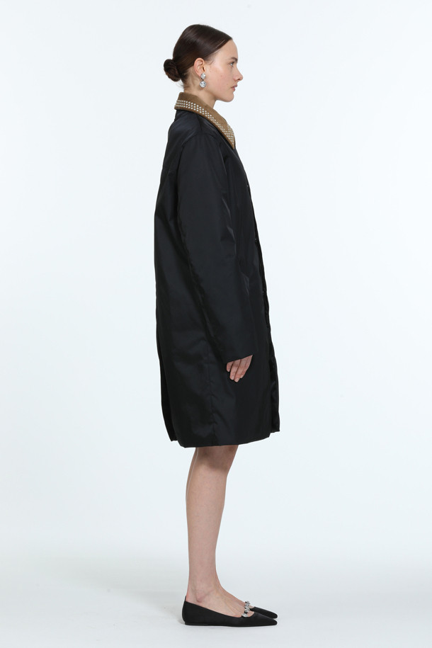 블랙 컬러의 여성용 카라 핫픽스 코트입니다. 봄, 가을에 어울리는 얇은 두께의 코듀로이 소재로 제작되었으며, 미니멀하고 클래식한 스타일을 연출합니다. 레귤러 핏과 싱글 버튼 여밈으로 깔끔한 실루엣을 선사하며, 핫픽스 장식과 카라 포인트가 특징입니다. 데이트룩, 오피스룩, 모임룩 등 다양한 TPO에 맞춰 클래식, 미니멀, 시크한 스타일을 완성해 보세요. 레귤러 기장의 긴소매 디자인입니다.
