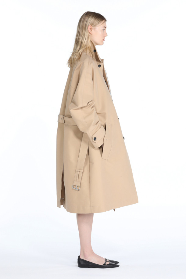 카멜 컬러와 베이지 컬러로 출시된 카멜 레인 코트는 봄, 가을에 어울리는 롱 기장의 트렌치코트 스타일 레인 코트입니다. 면과 나일론 혼방 소재로 제작되어 가볍고 편안한 착용감을 선사하며, 레귤러 핏으로 다양한 스타일의 옷 위에 걸쳐 입기 좋습니다. 싱글 버튼 여밈과 벨트 디테일이 클래식하고 미니멀한 무드를 더하며, 포켓이 있어 실용성을 높였습니다. 출근룩, 비즈니스 캐주얼, 데이트룩 등 다양한 TPO에 활용 가능하여 활용도가 높습니다.
