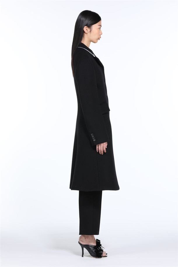 세련된 블랙 컬러의 머메이드 롱코트입니다. 울 소재로 제작되어 부드러운 촉감과 뛰어난 보온성을 자랑하며, 가을/겨울 시즌 포멀룩과 오피스룩에 적합합니다. 싱글 버튼 여밈 디자인과 롱 기장, 머메이드 핏으로 클래식하면서도 페미닌한 무드를 연출합니다. 출근룩, 모임룩 등 다양한 TPO에 시크하고 미니멀한 스타일을 더해보세요.
