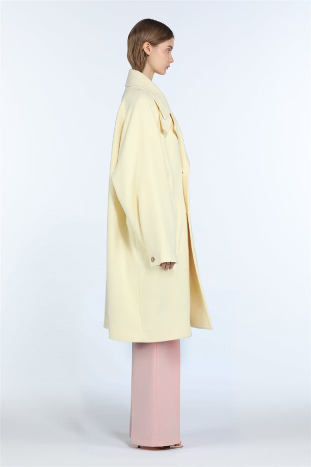 세련된 스타일을 완성하는 더블 울 롱 코트입니다. 블랙과 옐로우 두 가지 색상으로 출시되어, 당신의 개성을 드러낼 수 있습니다. 울 소재 특유의 고급스러운 분위기와 두꺼운 두께감으로 겨울철에도 따뜻하게 착용할 수 있습니다. 미니멀하고 베이직한 디자인에 롱 기장과 레귤러핏으로 제작되어 출근룩은 물론 다양한 스타일 연출에 활용하기 좋습니다. 탄탄한 울 혼방 소재와 더블 버튼 여밈 방식이 클래식한 멋을 더합니다.
