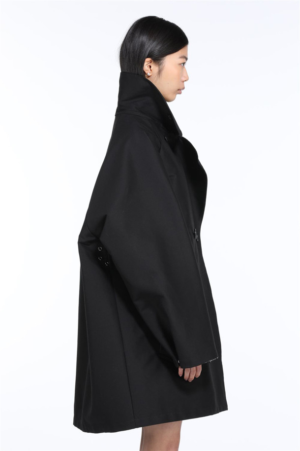 **코튼 피코트**

간절기에 적합한 코튼 소재의 피코트입니다. 블랙 컬러의 무지 디자인으로, 클래식하고 미니멀한 스타일을 연출합니다. 더블 버튼 여밈 방식과 레귤러 핏으로, 출근룩과 모임룩 모두에 활용 가능합니다. 와이드 칼라와 심플한 실루엣이 특징이며, 반소매 기장으로 세련된 느낌을 줍니다. 면과 폴리에스테르 혼방 소재로 제작되어 편안한 착용감을 선사합니다.
