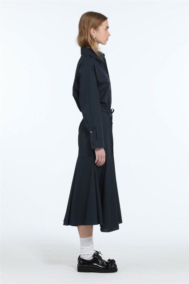 네이비 컬러의 우븐 드레스입니다. 셔츠 칼라와 긴소매, 셔츠 스타일 디테일이 돋보이는 디자인으로 클래식하고 세련된 무드를 연출합니다. A라인 실루엣과 맥시 기장으로 우아함을 더하며, 레귤러핏으로 편안하게 착용 가능합니다. 오피스룩, 모임룩, 데이트룩 등 다양한 TPO에 활용할 수 있으며, 미니멀하고 시크한 스타일을 선호하는 여성분들께 추천합니다.
