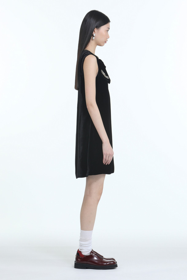 세련된 무드의 벨벳 미니 드레스입니다. 블랙 컬러의 부드러운 벨벳 소재로 제작되어 고급스러운 분위기를 자아냅니다. 라운드넥과 민소매 디자인으로 여성스러운 실루엣을 강조하며, 넥 라인의 핫픽스 디테일이 은은한 포인트를 더합니다. 슬림핏으로 날씬해 보이는 효과를 주며, 가을, 겨울 시즌 파티룩이나 연말 모임룩, 데이트룩으로 활용하기 좋습니다. 클래식, 미니멀, 시크 스타일을 선호하는 여성분들께 추천합니다.
