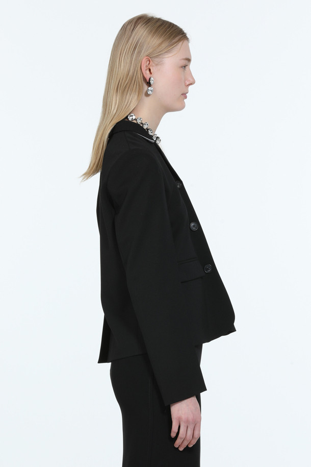 **우븐 쁘띠 재킷**

부드러운 울 소재로 제작된 이 쁘띠 재킷은 모던하고 미니멀한 스타일을 추구하는 여성들을 위한 아이템입니다. 얇은 두께감과 은은한 광택감이 특징이며, 봄, 가을 시즌에 활용하기 좋습니다. 블랙과 그레이 두 가지 컬러로 출시되어 다양한 룩에 매치하기 용이합니다. 레귤러핏으로 제작되었으며, 버튼 여밈 방식과 긴 소매 기장으로 클래식하고 시크한 분위기를 연출합니다. 출근룩, 오피스룩, 모임룩 등 TPO에 구애받지 않고 폭넓게 활용할 수 있습니다.
