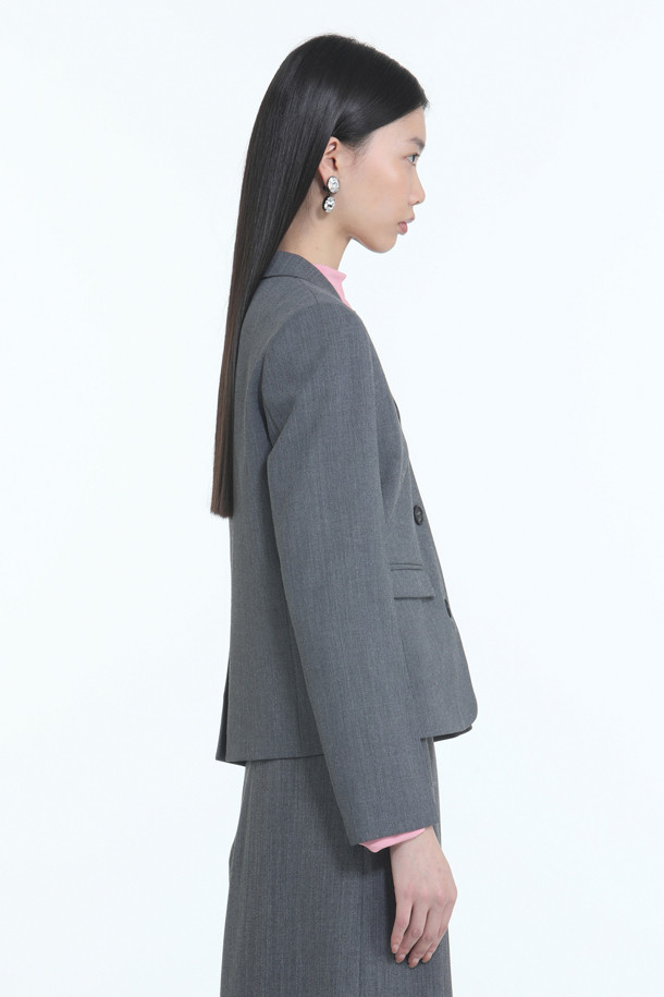 세련된 무드의 우븐 쁘띠 재킷입니다. 부드러운 촉감의 울 소재로 제작되었으며, 봄, 가을 시즌에 착용하기 좋습니다. 블랙과 그레이 두 가지 컬러로 출시되어, 모던하고 미니멀한 스타일을 연출합니다. 테일러드 코트 타입에 크롭 기장과 레귤러핏으로, 출근룩, 오피스룩, 모임룩 등 다양한 TPO에 활용 가능합니다. 버튼 여밈 방식에 긴 소매 디자인으로 클래식, 미니멀, 시크한 스타일을 완성해 보세요.
